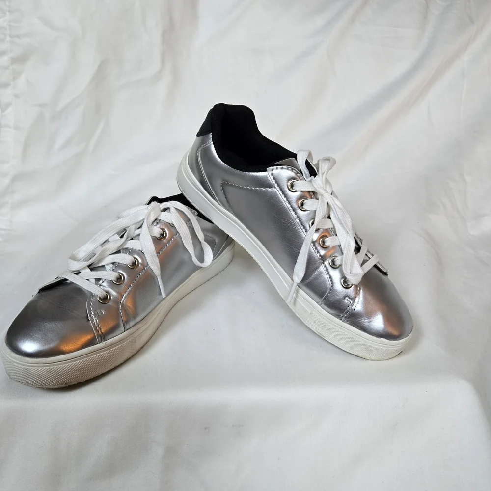 Disney Mickey Mouse Women Metallic Silver Character Lace Up Casual Sneakers Sz 8